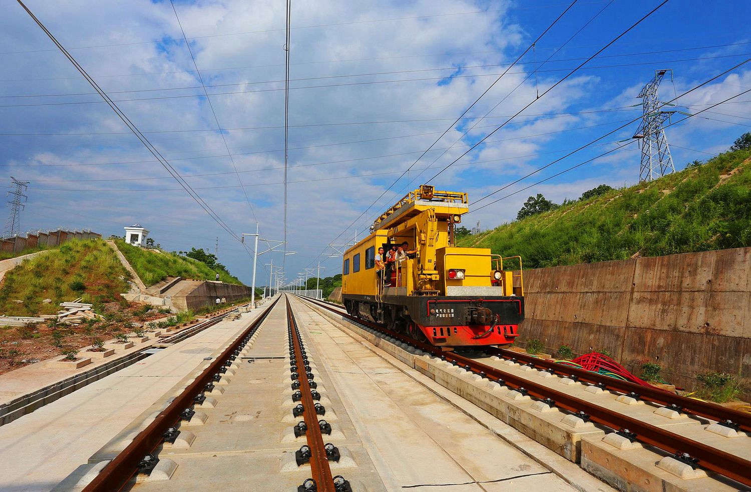 电力施工列车进老区