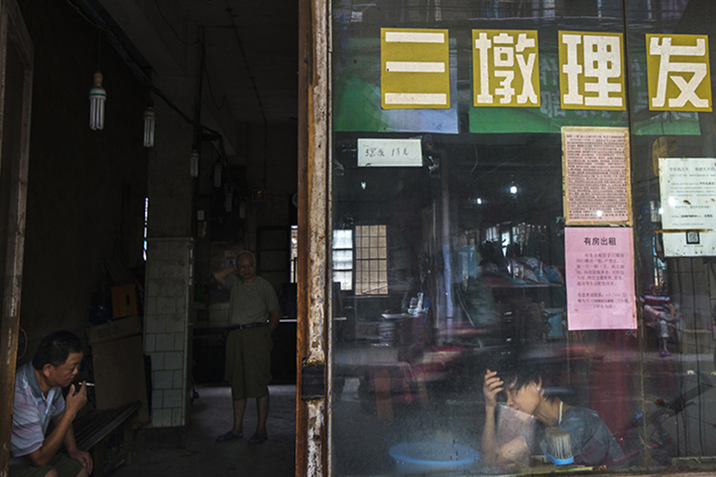 街上有家老理发店,理发店的前身源自于上世纪60年代,在农业学大寨的
