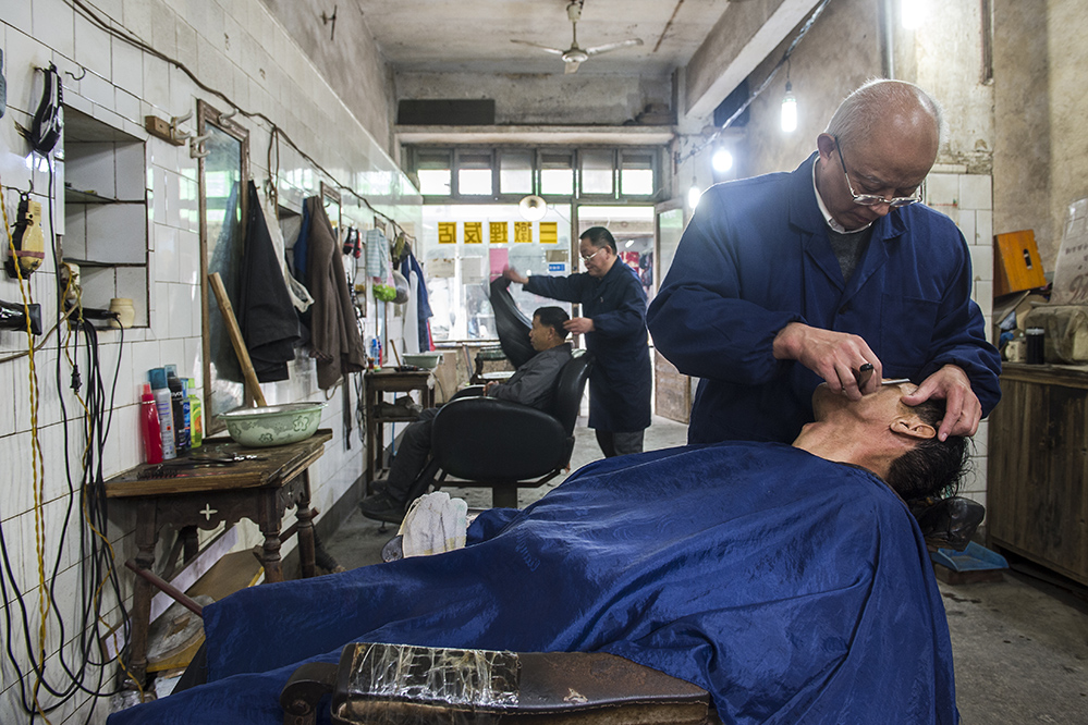 刚刚开始有12个理发师,至今留下来的只剩下王师傅一人,在80年代有孙