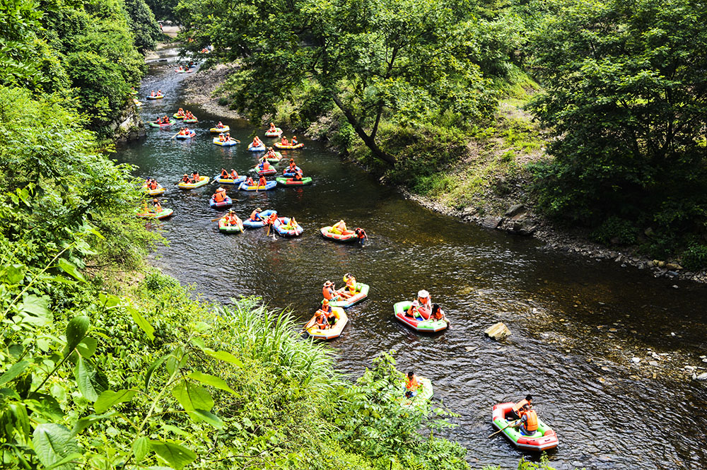 汀溪乡村民利用山水的落差搞起了飘流,其乐融融. .