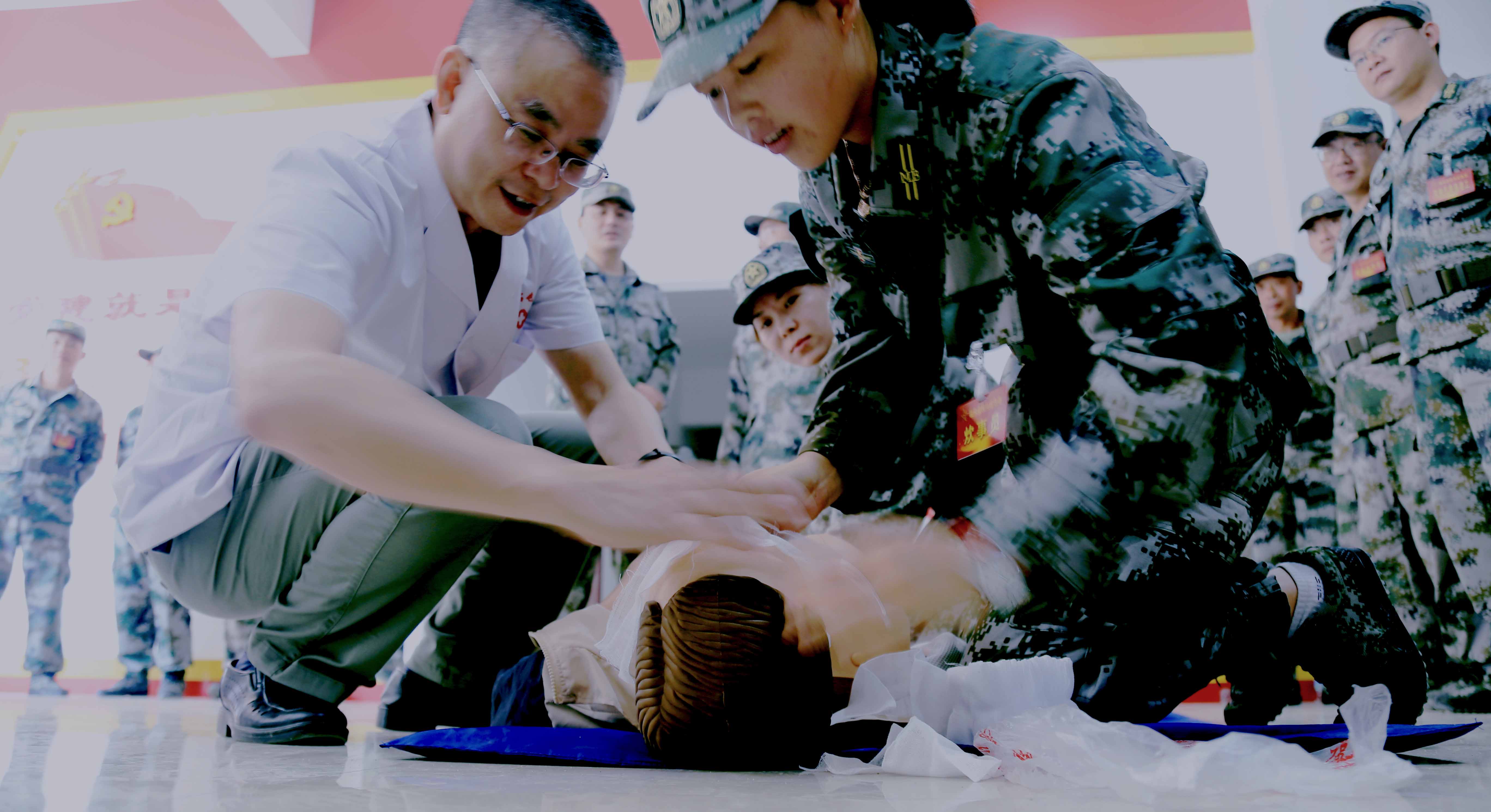 让个个民兵学急救 6月28日,政和县民兵应急连训练地,一场在县医院医生