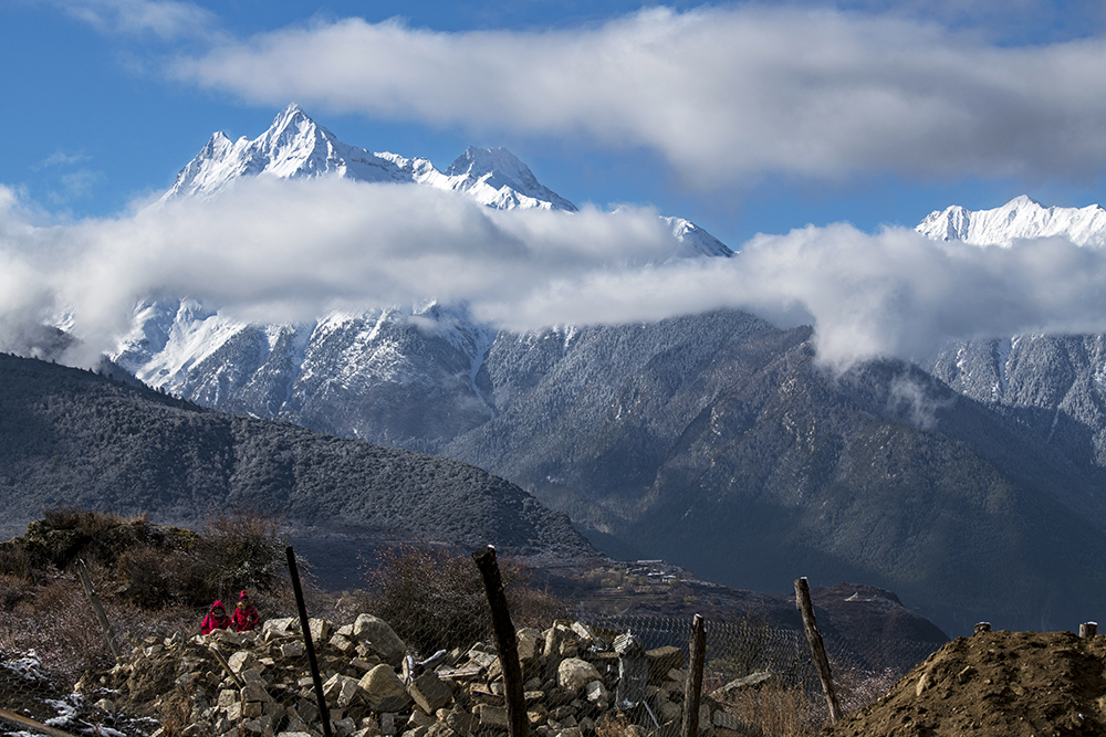 03.28西藏林芝索松村,下了一场雪的索松村更加雄伟壮观.
