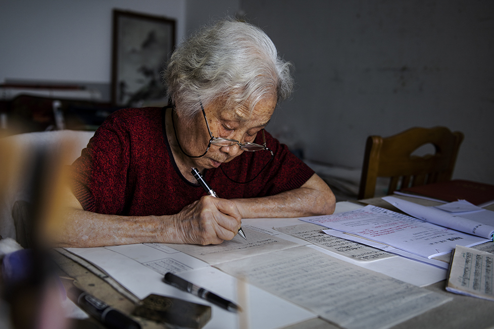 写信,还是母亲这辈人喜欢的方式,跟老朋友说说家常的烦心事,微信是跟