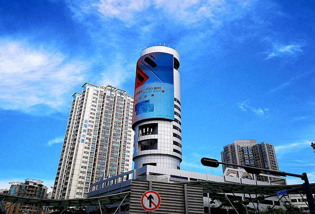 这是深圳南山电信大厦,电视荧光屏是独特风光.