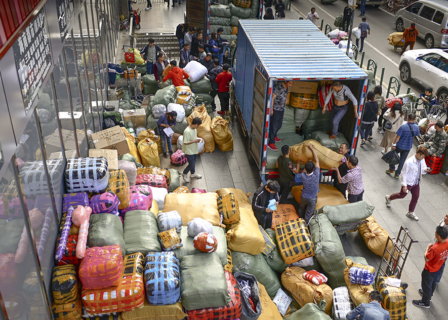 1.春节过后,积压待运的包裹.