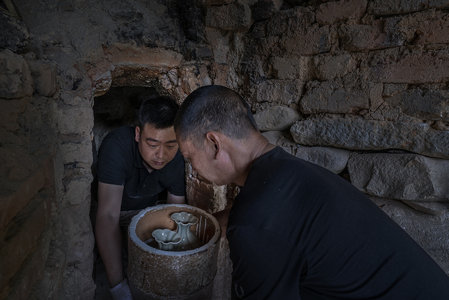 龙窑烧制技艺是传统技艺,技术难度大,对窑工要求极高高,是青瓷中的