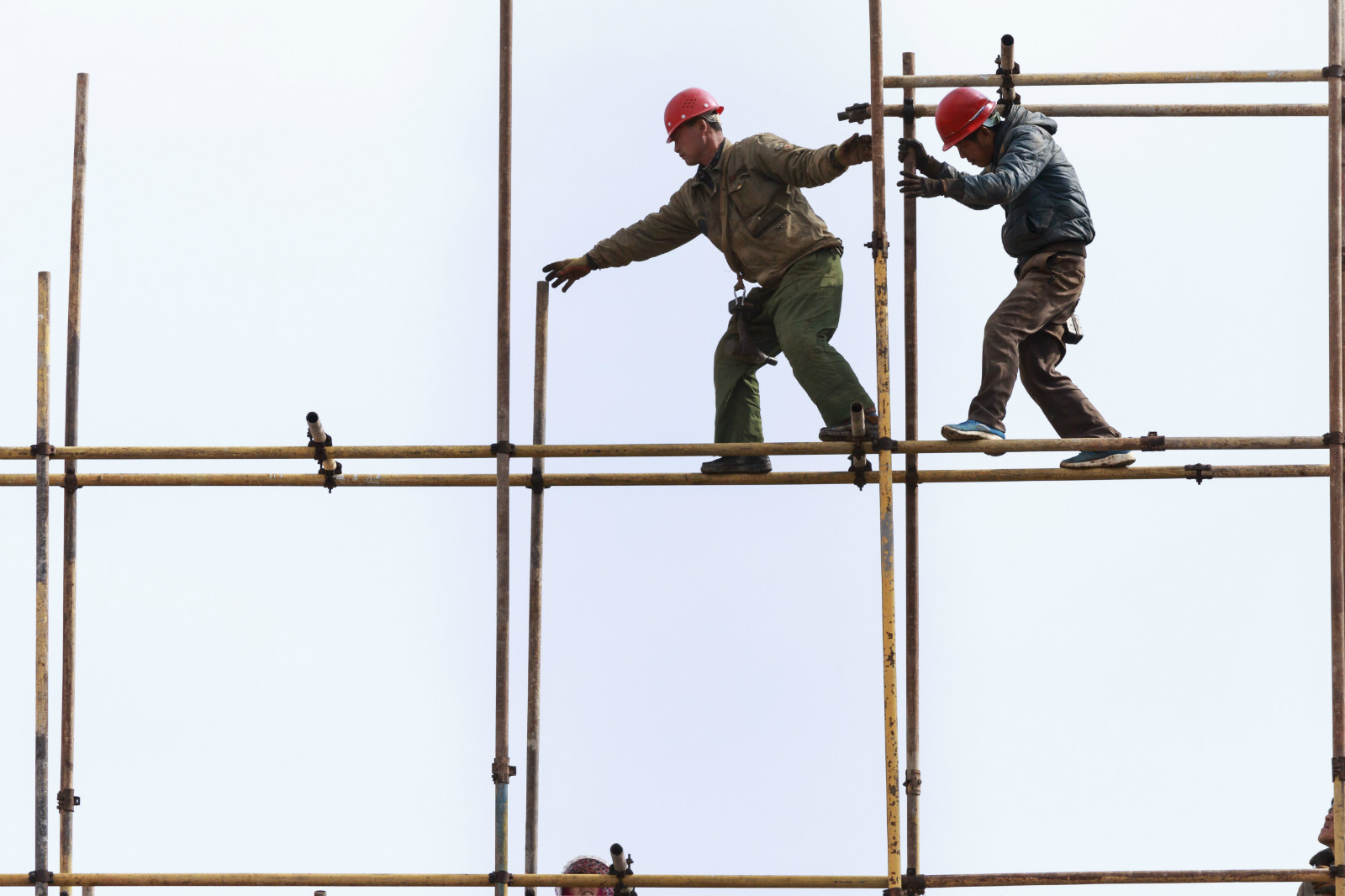 拍摄于2018年4月6日,农民工高空作业