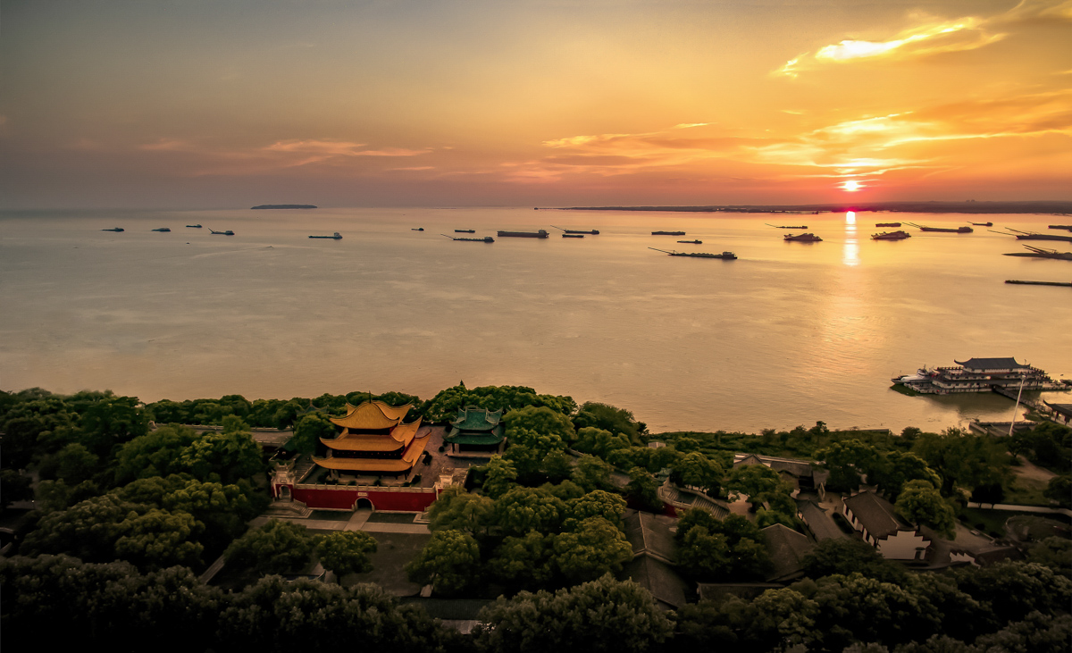 岳阳楼上对洞庭