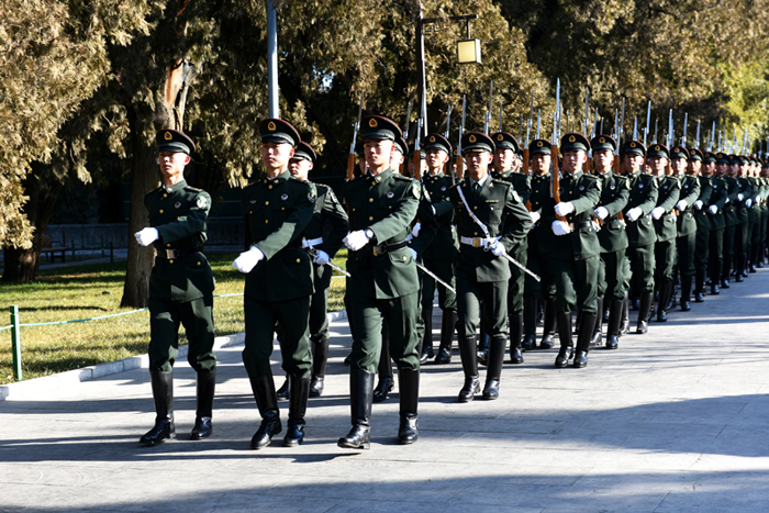 组照:严格训练的解放军仪仗队