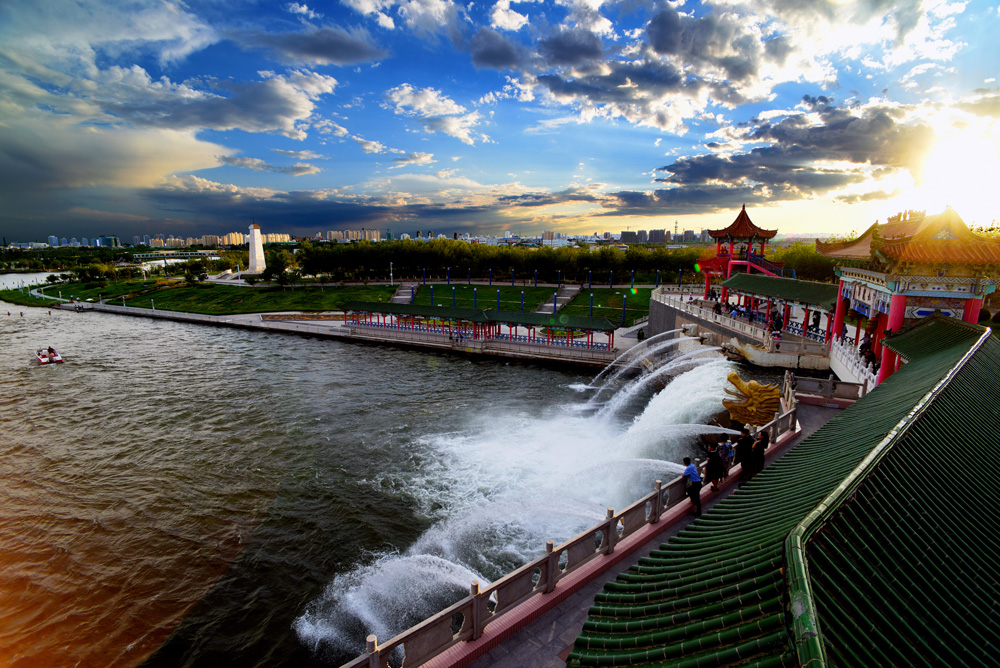新疆克拉玛依市九龙潭是国家4a级旅游风景区,不收游客门票免费开放