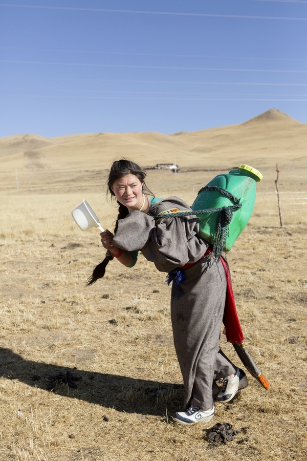 2013年2月16日,青海省泽库县,一位背水的藏族姑娘.