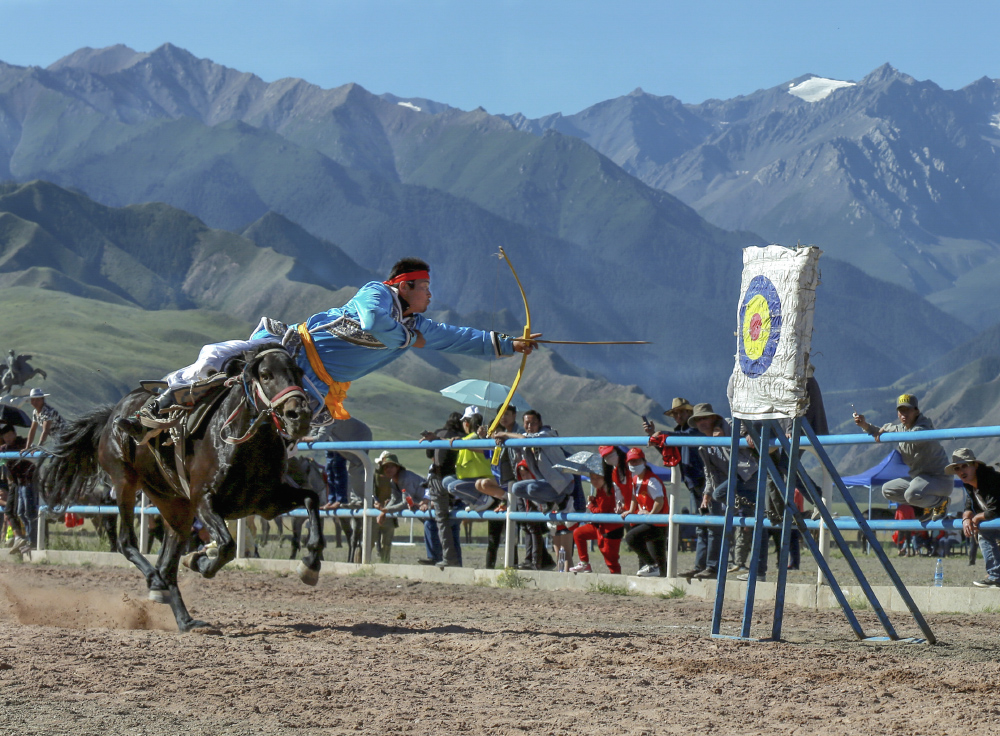 30,拍摄于甘肃省肃南裕固族自治县举行的少数民族运动会的马术表演.