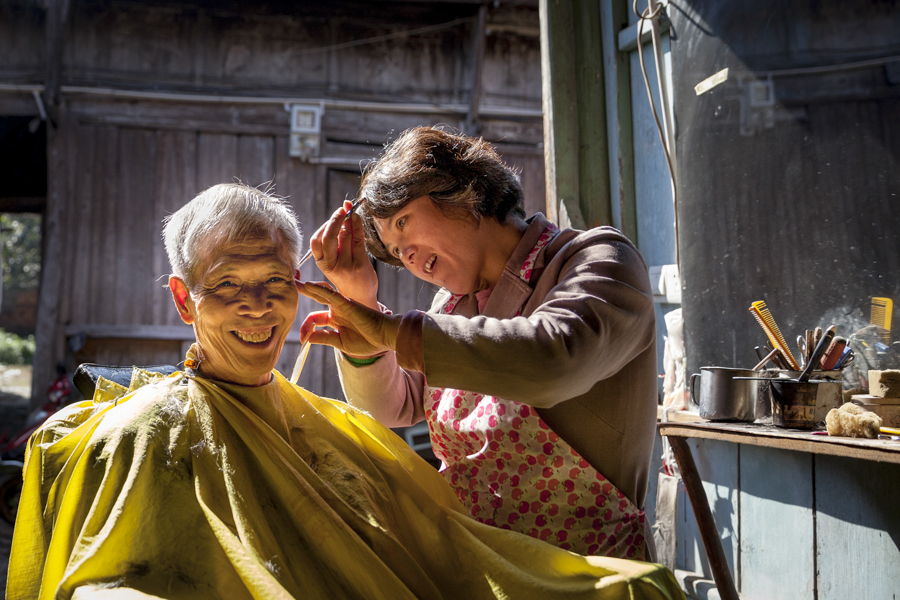 老街的早晨热闹且古朴,女理发师八点准时开门,因价格经济实惠,传统