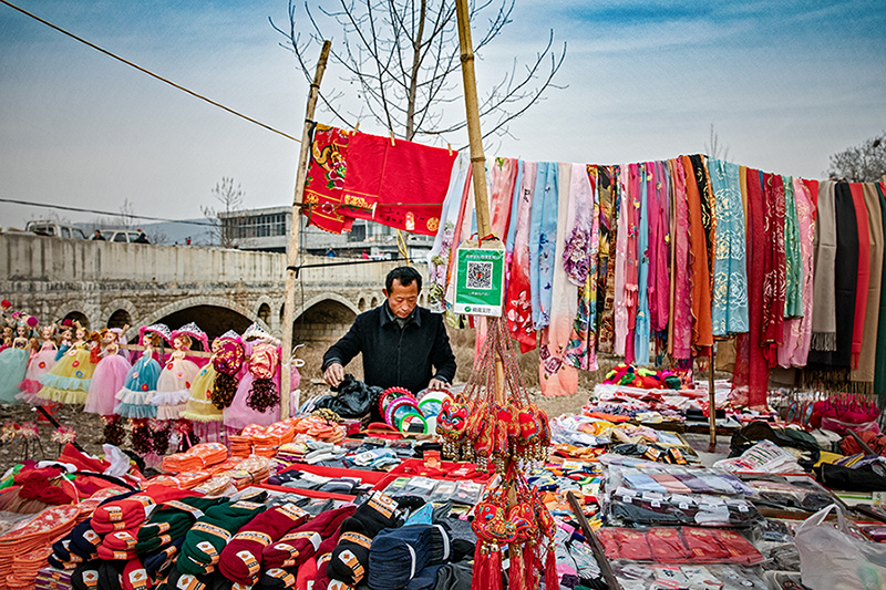 8-8,杂货摊主将二维码挂在摊子中央醒目的位置.