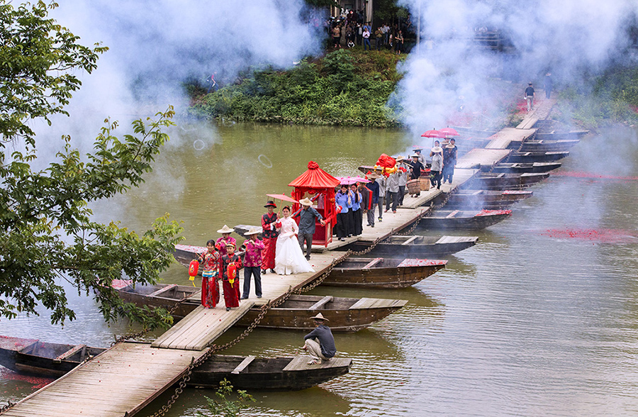 6.3日摄于福建浦城.一座200多年的浮桥,迎来了一场盛大的古典婚礼.jp.