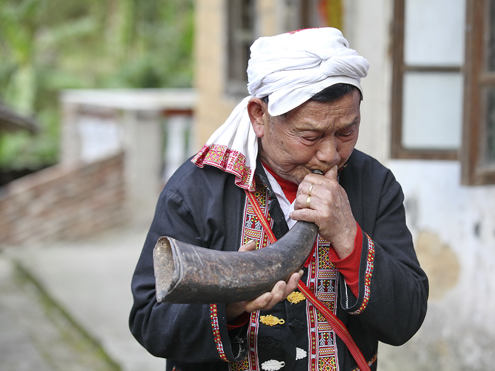 吹牛角号子的瑶族老人