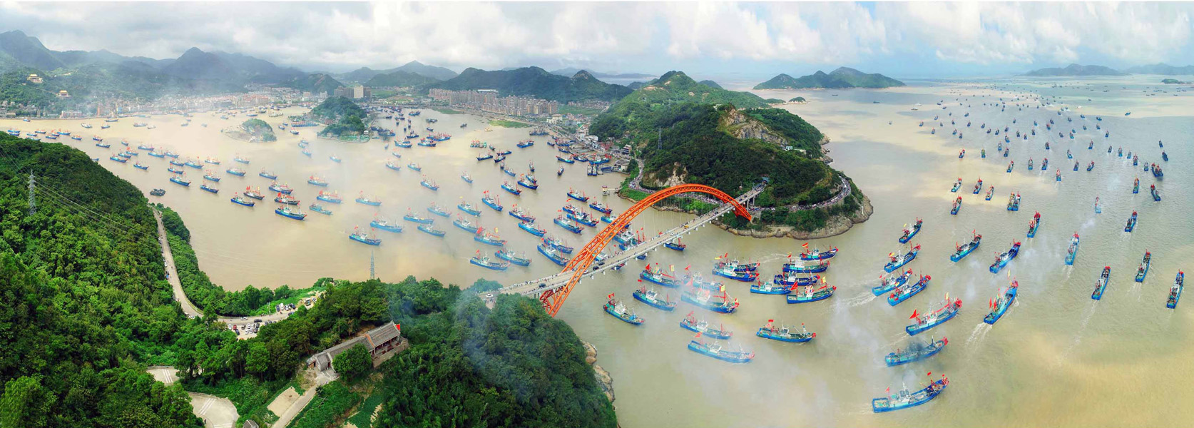 千舟竞发通四海 抓拍于2018年浙江象山 气势壮观的万船出海象征着"一