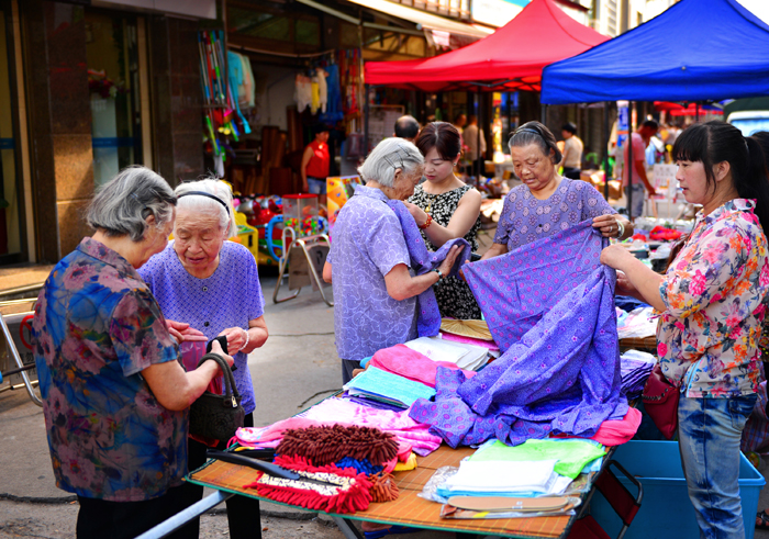08.08 摄于浙江省苍南县南宋镇,现在的生活富裕老人们在买花衣.jpg