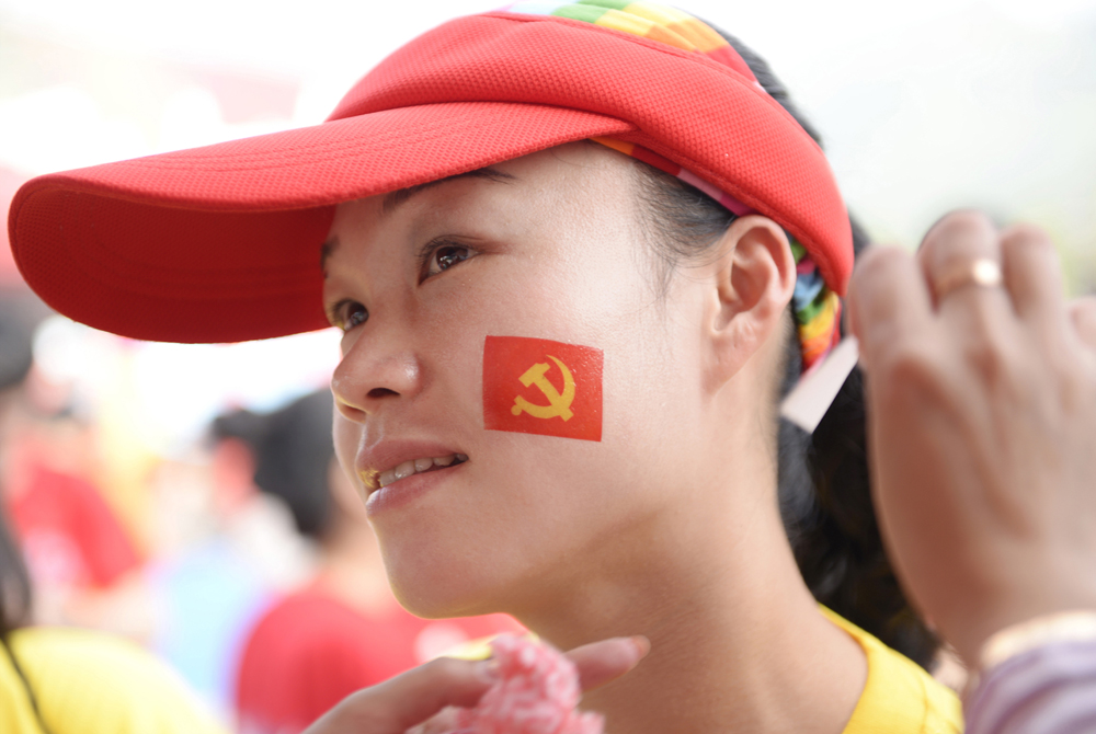 30 摄于浙江省苍南县灵溪镇,在党的庆典活动中,党员脸贴党旗的喜悦