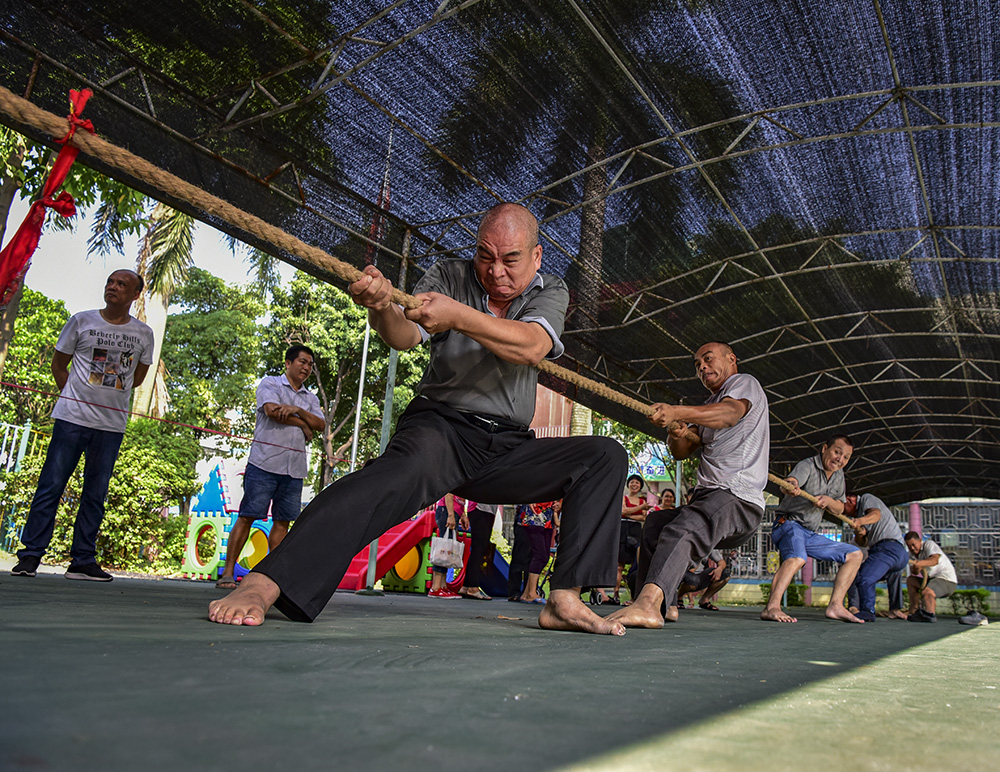 国庆节当天 ,北滘镇桃村村举办村民文体活动,村民脱掉鞋子拔河