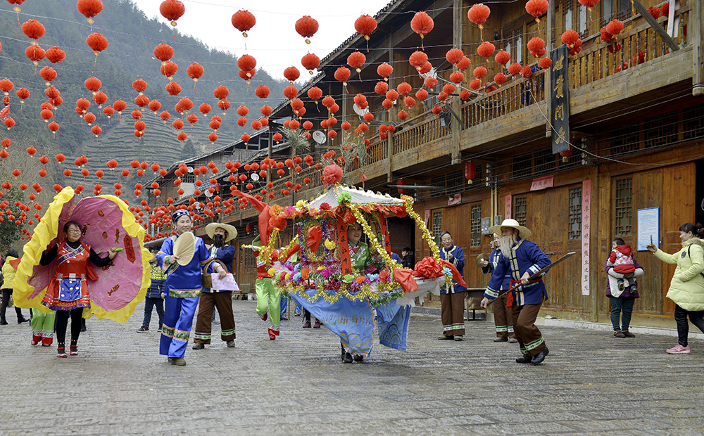 每到春节期间,能歌善舞的土家族人们都要杀猪宰羊,祭祀,歌舞表演,百家