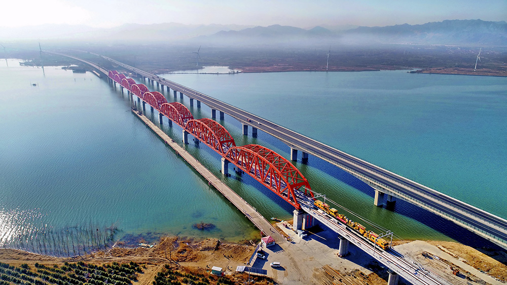 年4月2日 河北省官厅水库 正在建设中的京张高速铁路官厅水库特大桥