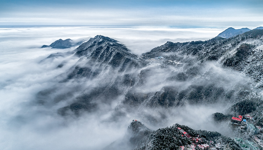 庐山雾雪中的英姿.