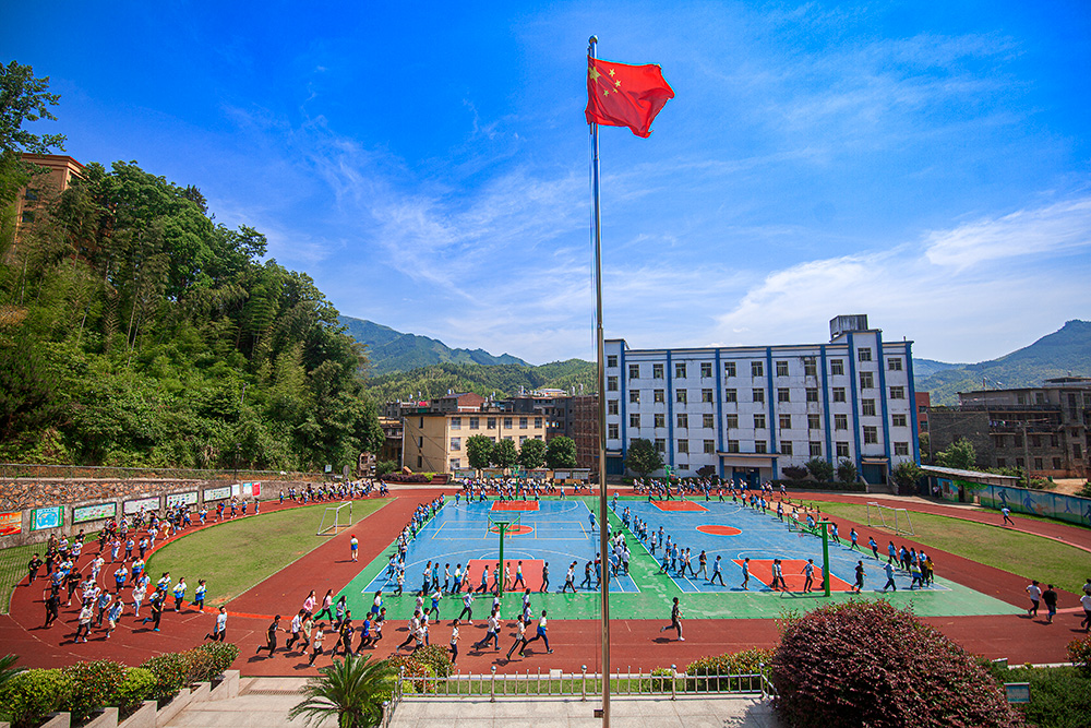 龙村中学的学生们,每天课间跑步运动,增强体质.