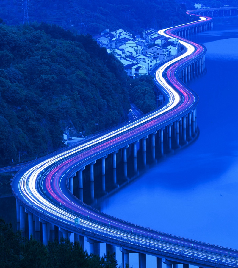 2018,5,1拍摄于青田县,高架公路夜晚形成车轨!