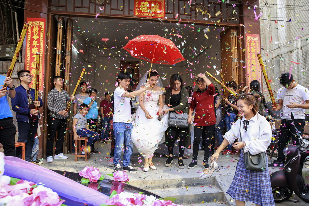 幸福时刻 2017年拍摄于广西岑溪市三堡镇车河村的农家婚嫁,新娘正在从