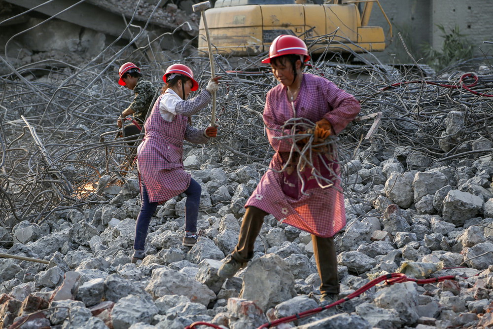 艰苦"创业人"(组照)