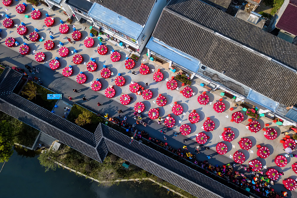 组照《百桌席千人宴,相亲相爱一家人》