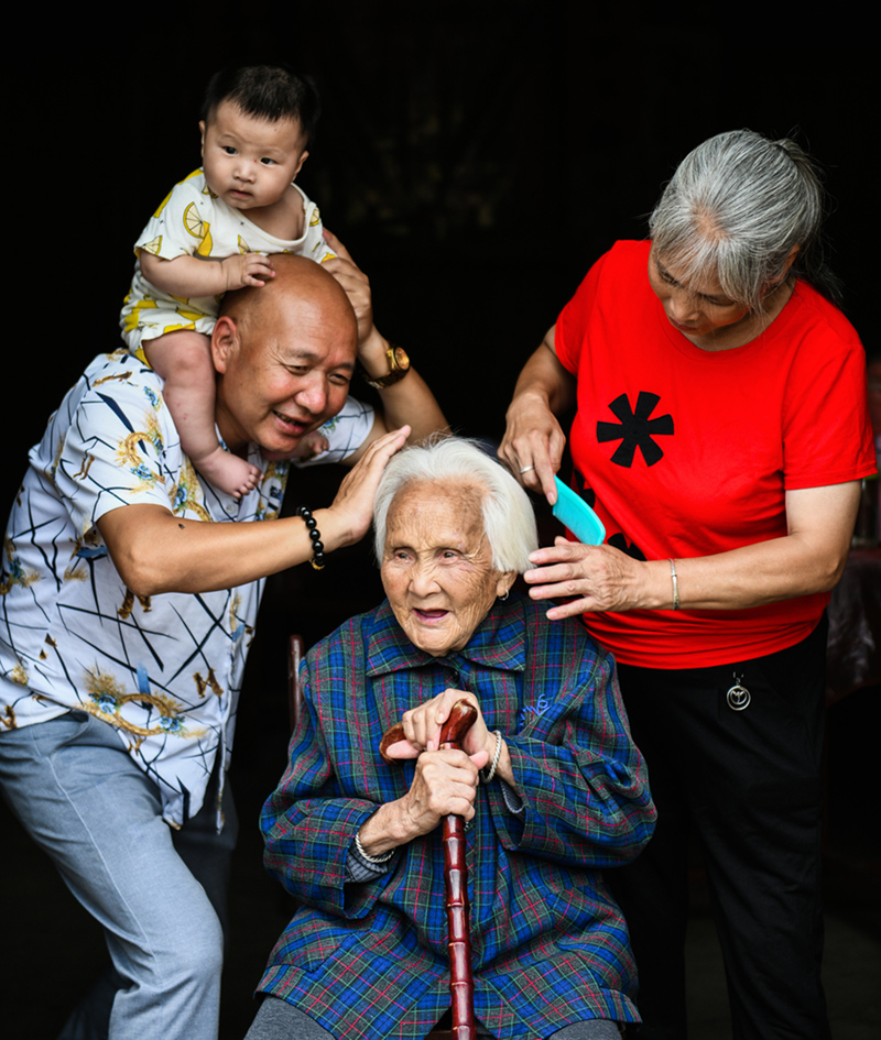 8.8 浙江云和梅源村 云和的一家农户对老母亲尽孝