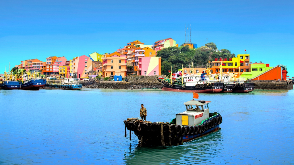 【彩色渔村】作者:张为民 拍摄于2018年浙江温岭石塘镇 手机