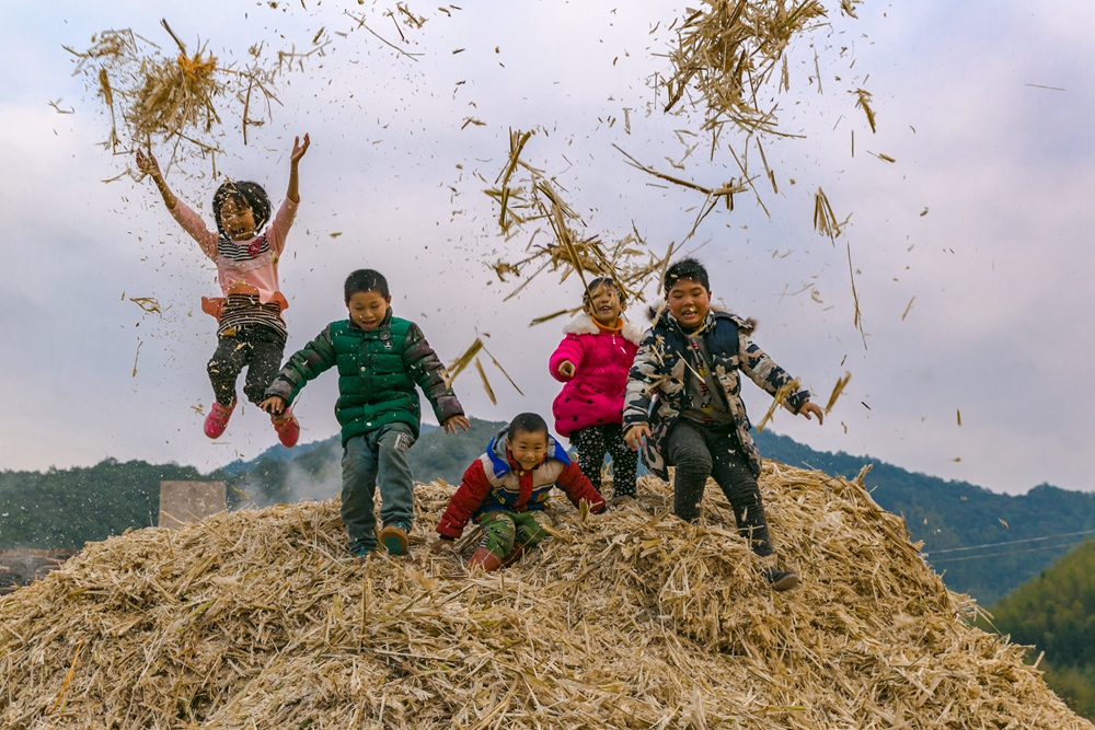 《童趣》,2015年摄于南平松溪,一群小孩在百年蔗糖厂蔗楂堆上玩闹