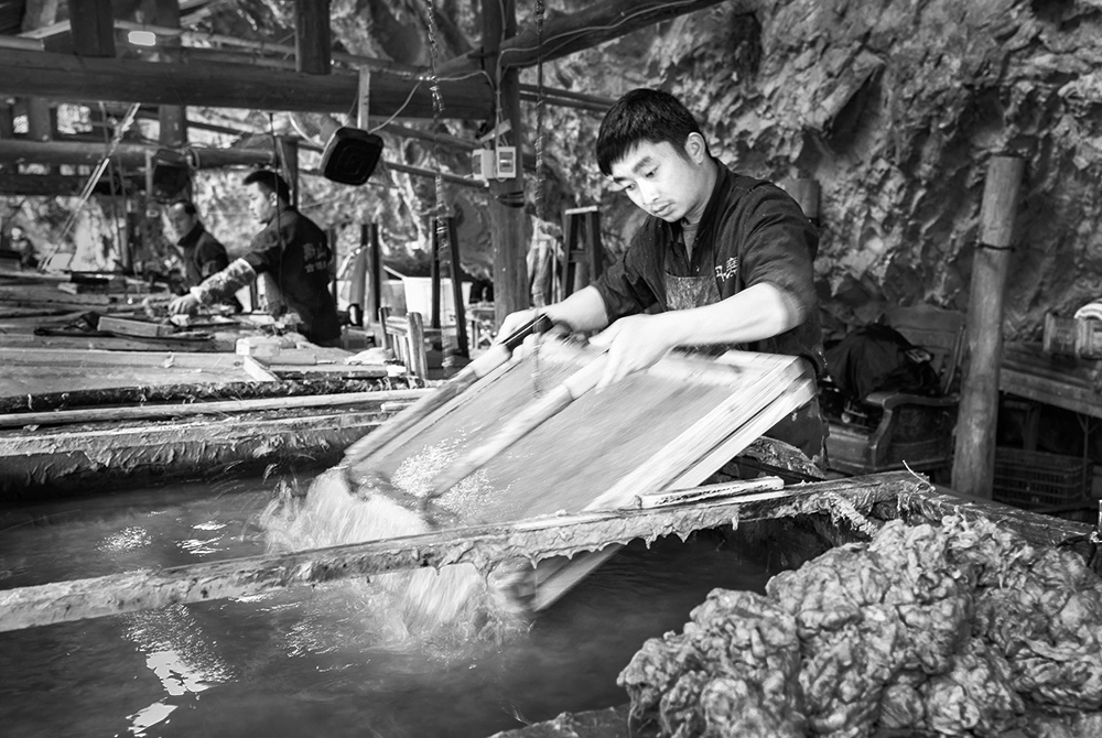 丹寨县南皋乡石桥村有着千年土法造纸历史,过去交通落后,量能低下