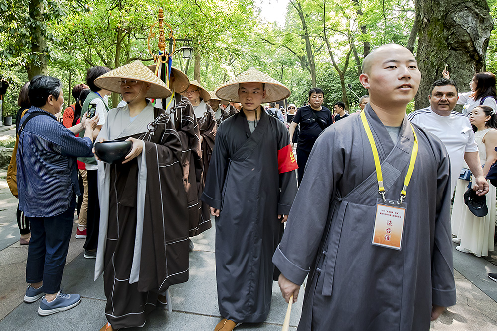 《杭州僧人托钵行脚》-高帆杯"行走中国"全国摄影大展投稿区-大众摄影