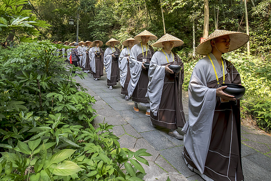 《杭州僧人托钵行脚》