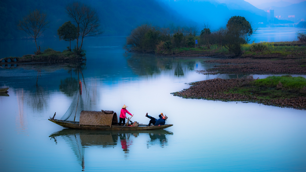 《江上渔翁图》