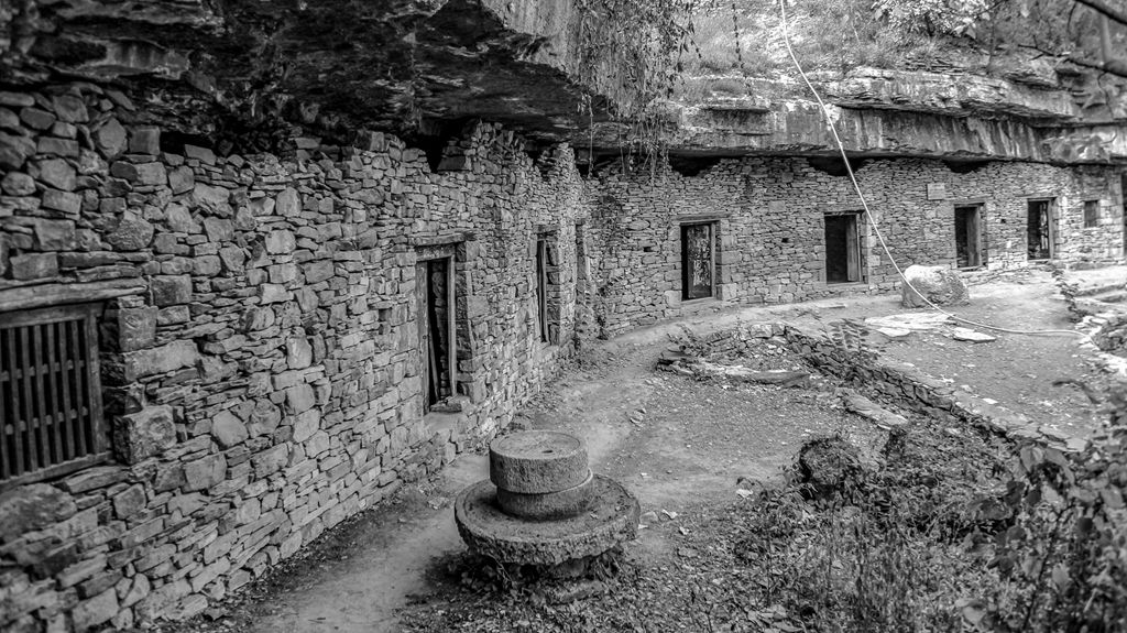 解放前前,临沂市沂蒙山区的九户贫苦人家住的九间石棚