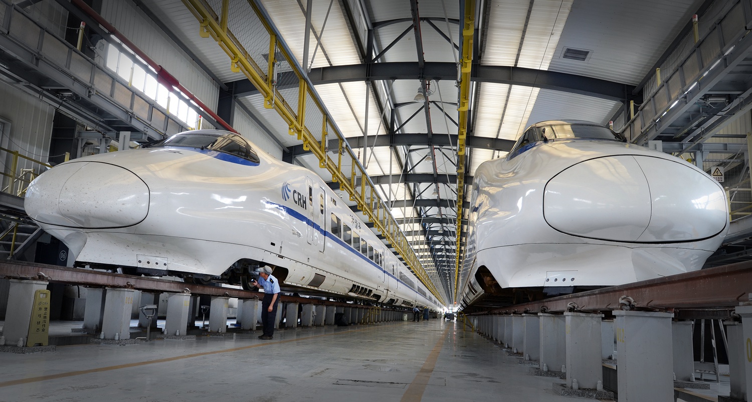 梦想》——2012年5月摄于福建福州,工作人员正在专注地对和谐号列车