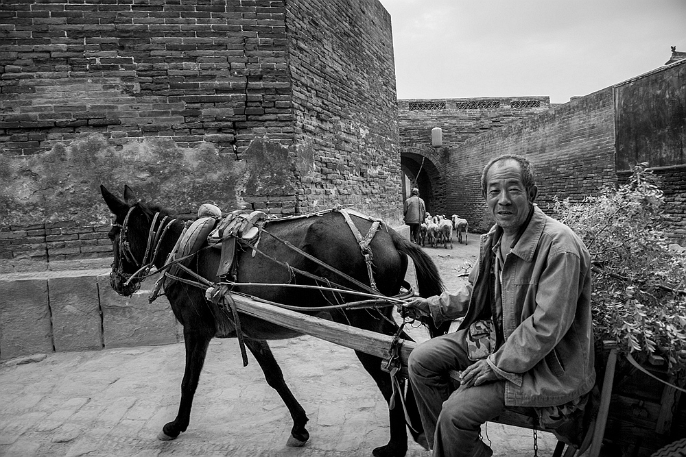 6-傍晚时分村民贾绪成赶着马车回到古堡,马车仍是位于山区的老古堡人