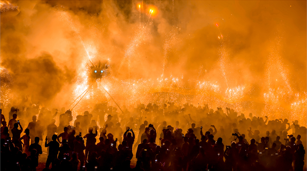 《神龙天降》2019年元宵节摄于揭阳丰顺埔寨镇,火龙的全身火花四射