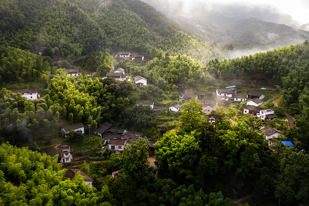群山里的小山村