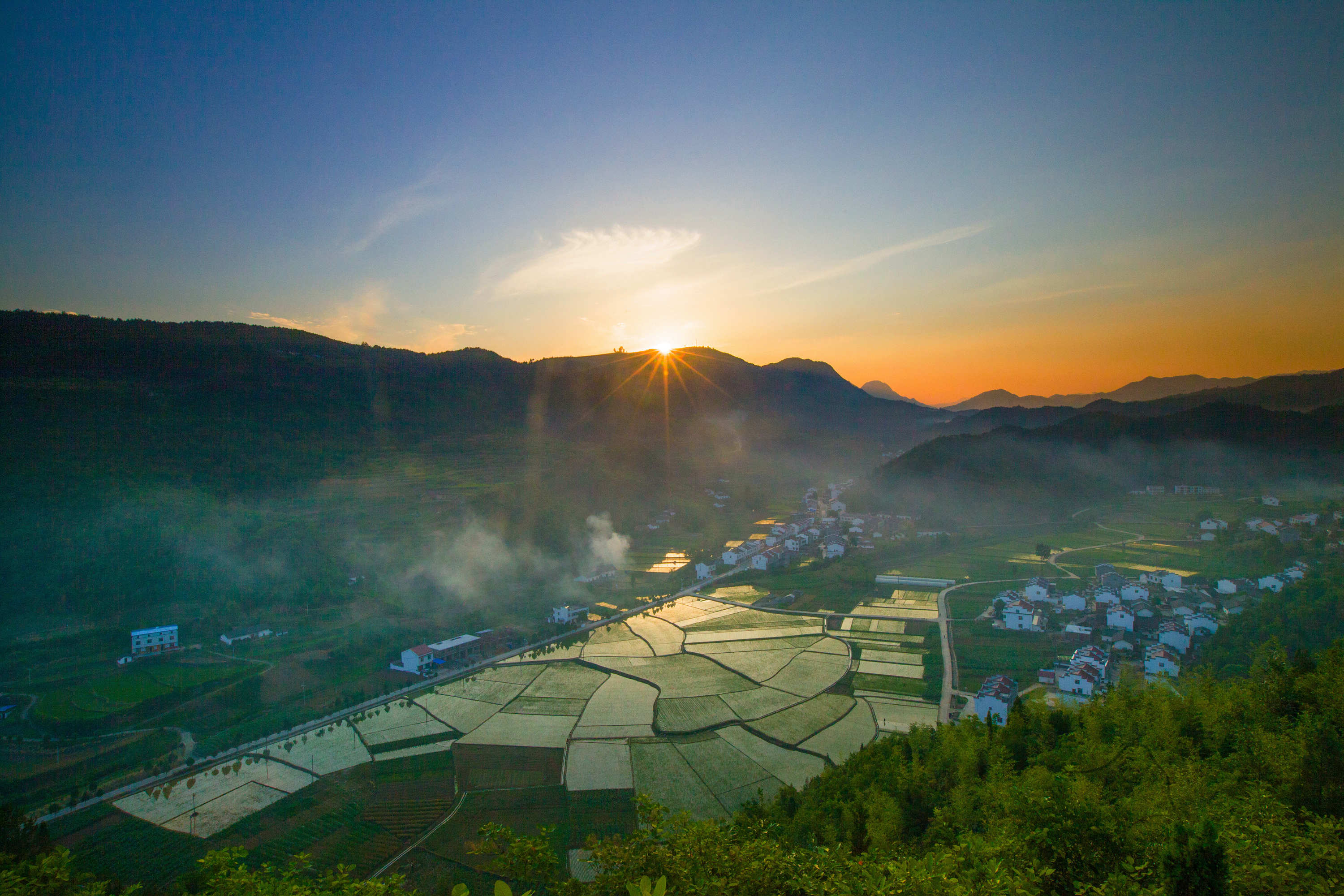 2016年5月29日,夕阳下的竹山县得胜镇金明村,一幢幢庸派风格的农家