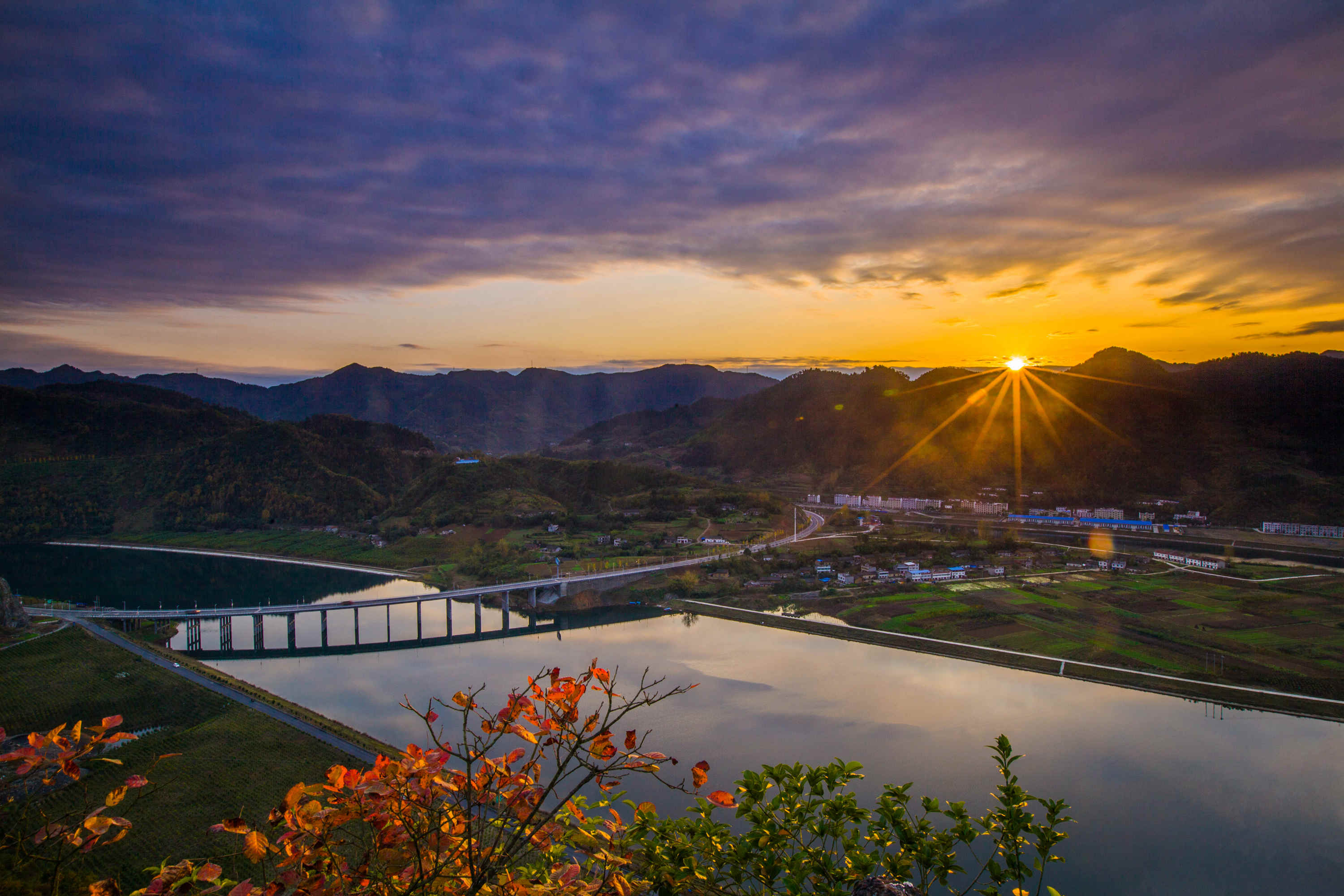 2015年11月8日,夕阳下的346国道湖北省十堰市竹山县潘口乡轻土坝村