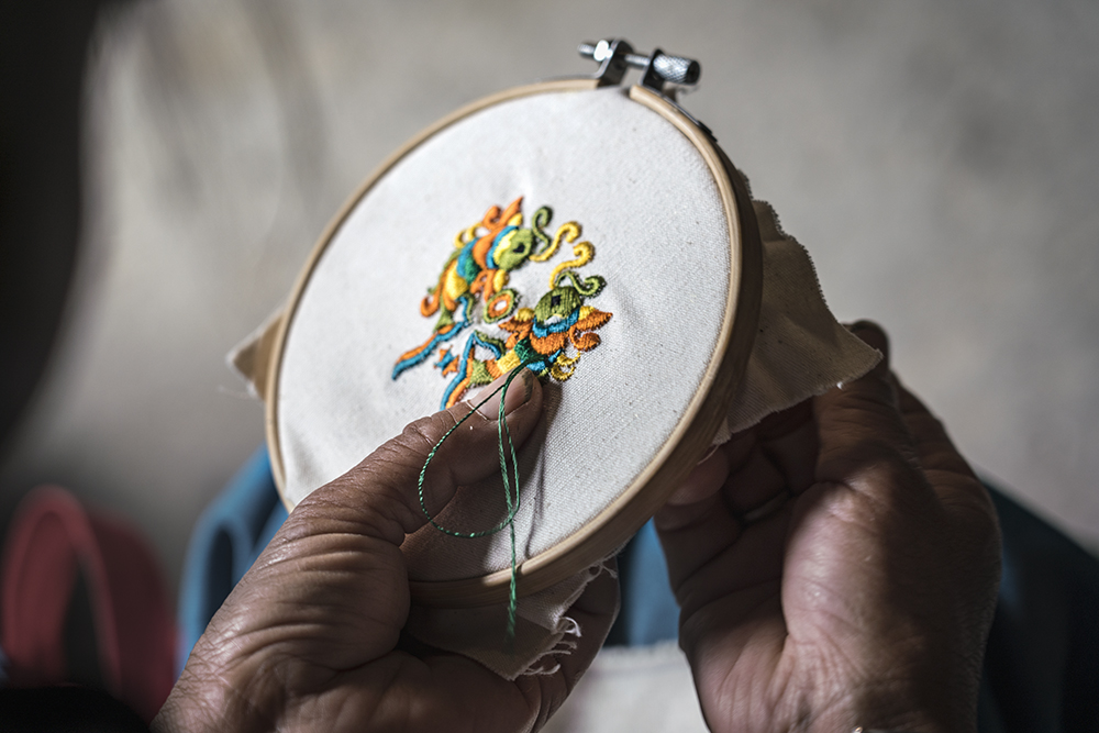 《苗家绣女》(组照3)