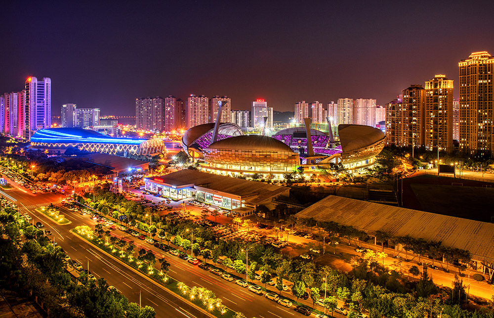 《城东夜曲》2018年10月27日,福建泉州丰泽区城东片区海峡体育中心的