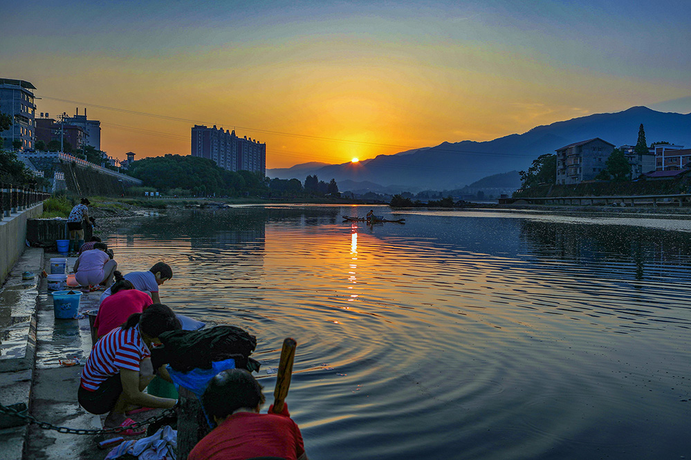 《浣衣松溪河》