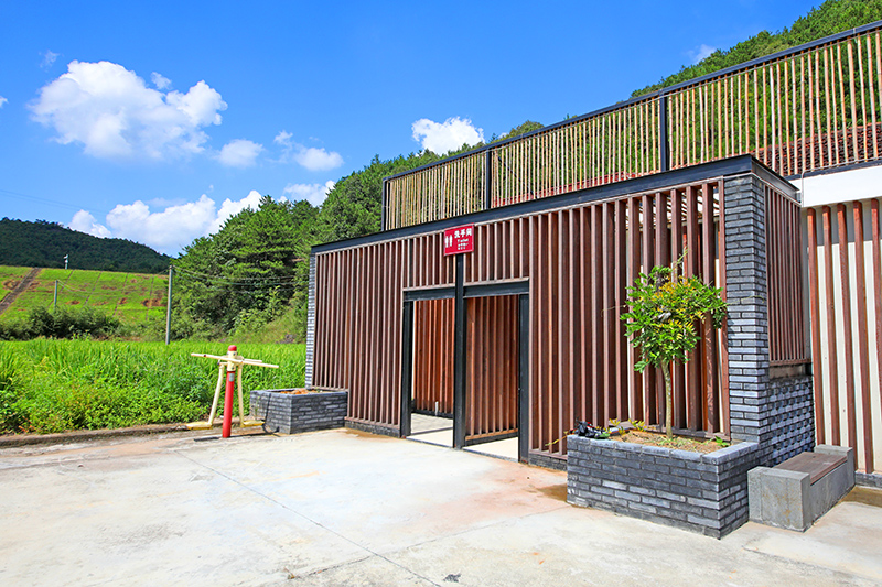 浙江省磐安县在县农村建设中大力开展厕所个命.